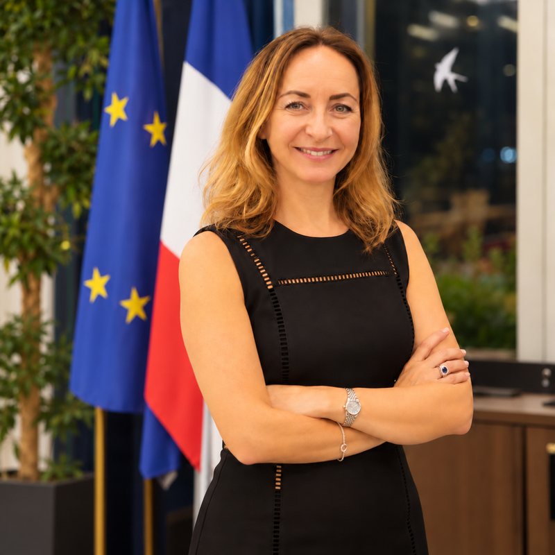 Portrait de Maître Marina Makarova devant les drapeaux européen et français