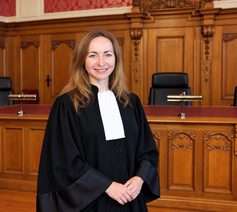 Maître Marina Makarova en robe d'avocate dans une salle d'audience